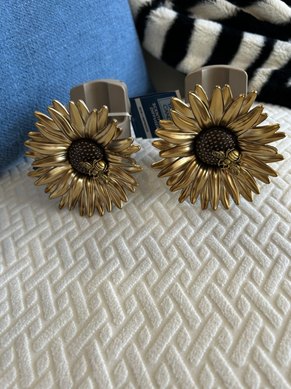 Yankee Candle ScentPlug Fragrance Diffuser features a stylish sunflower design